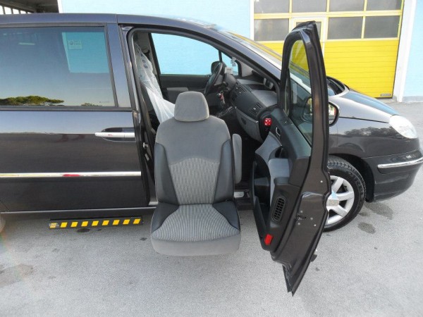 base-girevole-elettrica-auto-disabile-28